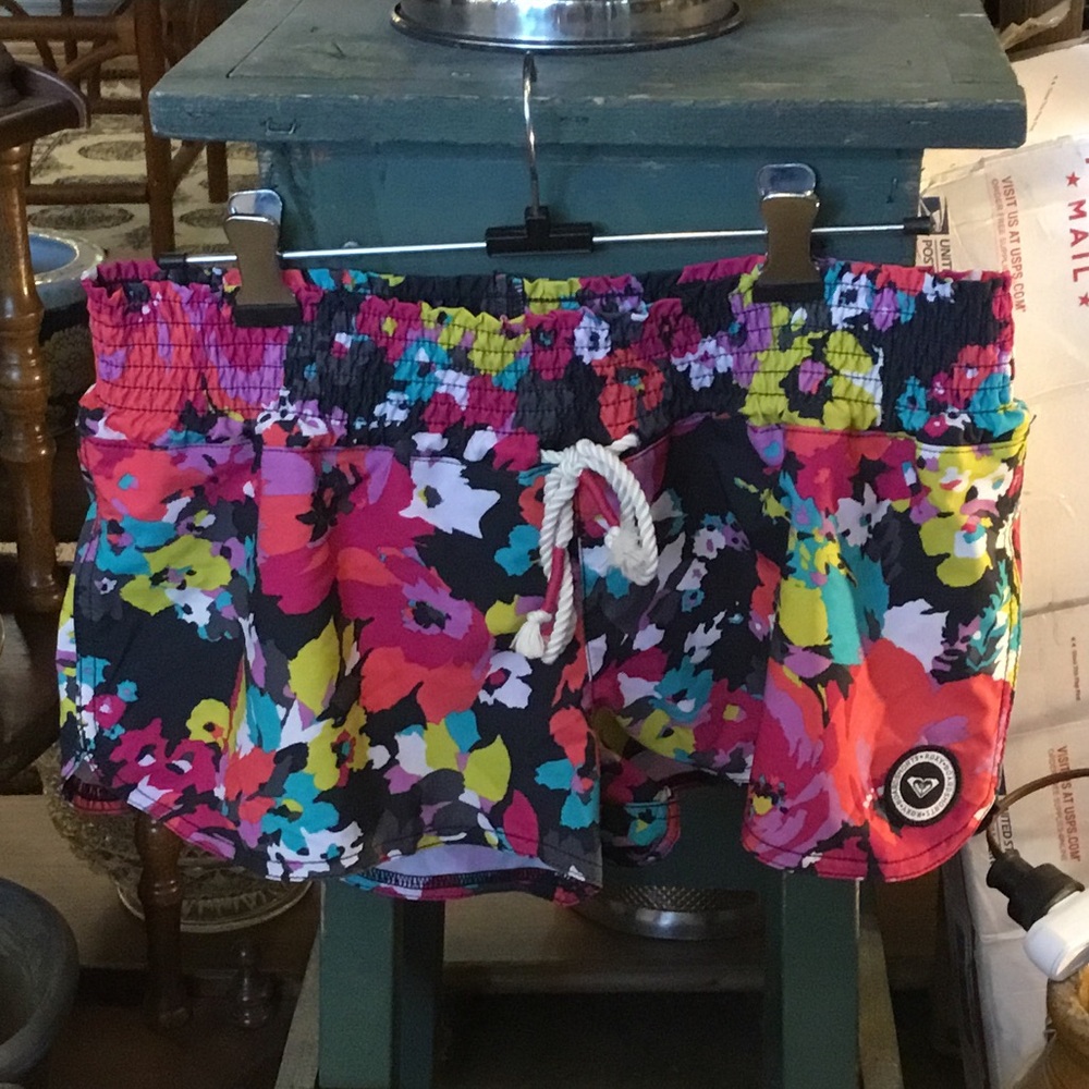 0210 Roxy Boardshorts; Multicolored Floral Pattern; EUC size L